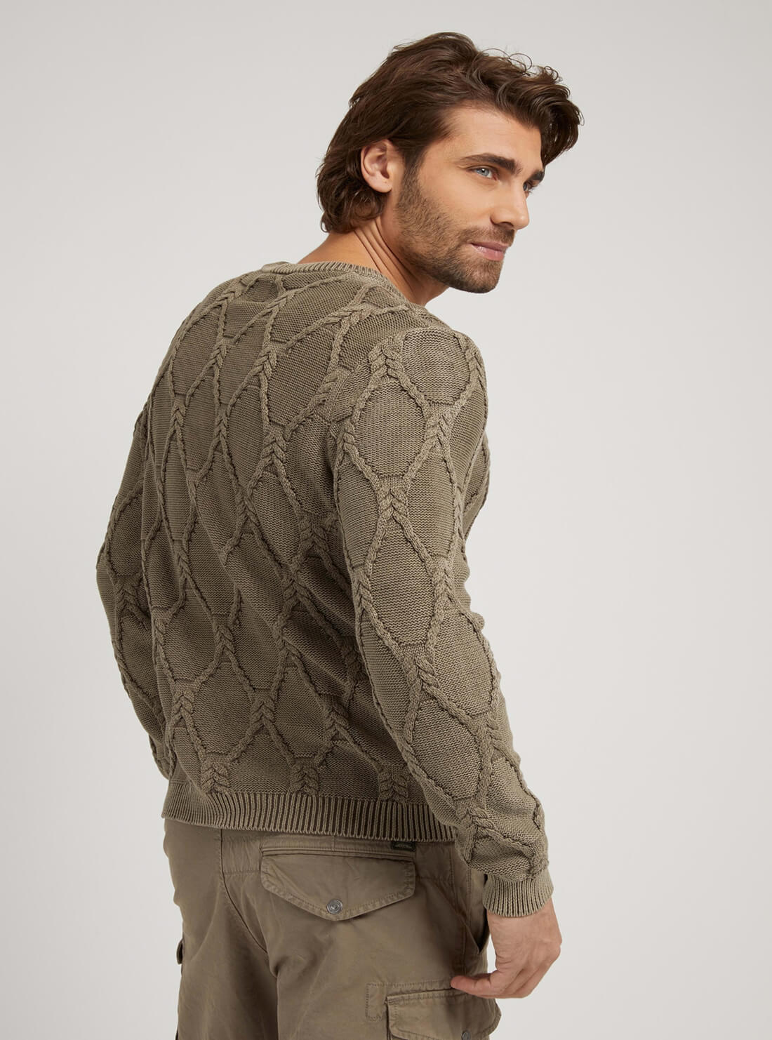GUESS Mens Walnut Dawson Wash Cable Knit Sweater M1RR03Z1CX2 Model Back View