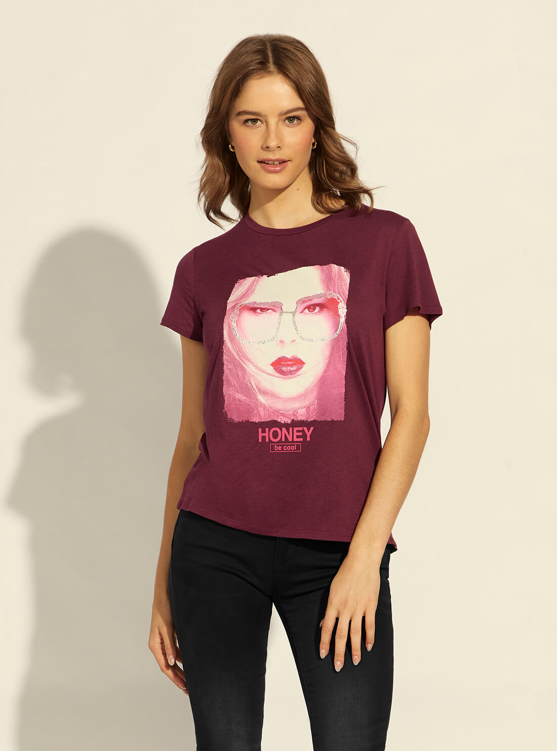  GUESS Womens Eco Burgundy Graphic Print Honey Pink T-Shirt W1RI13K9SN3 Front View