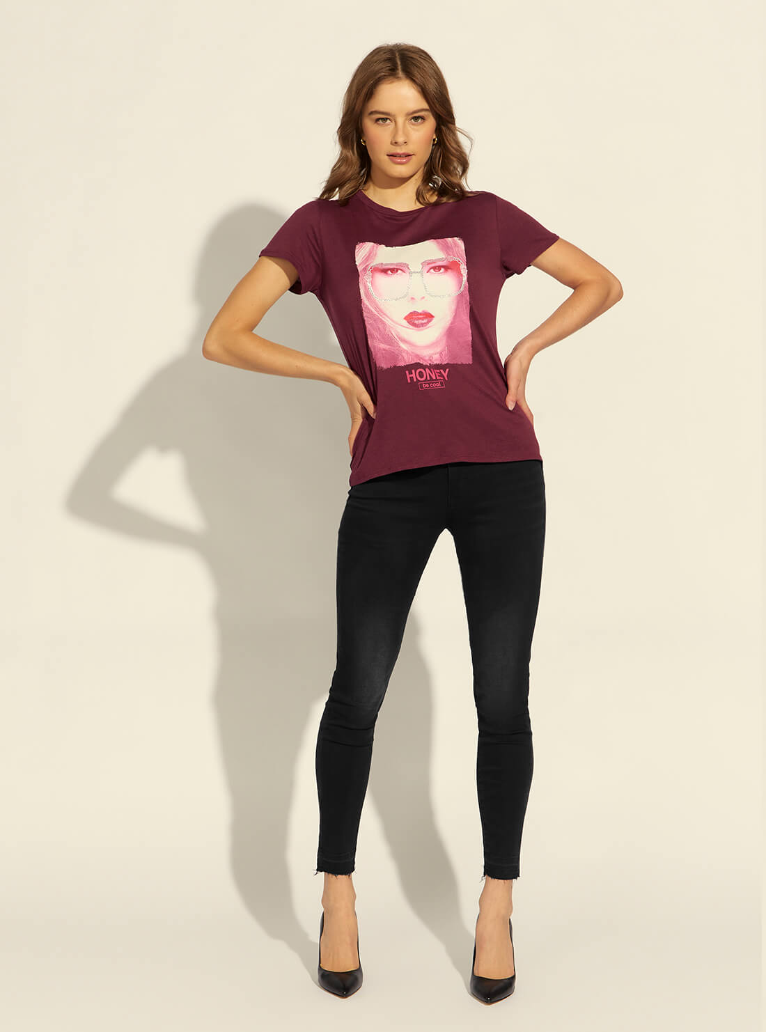  GUESS Womens Eco Burgundy Graphic Print Honey Pink T-Shirt W1RI13K9SN3 Full View