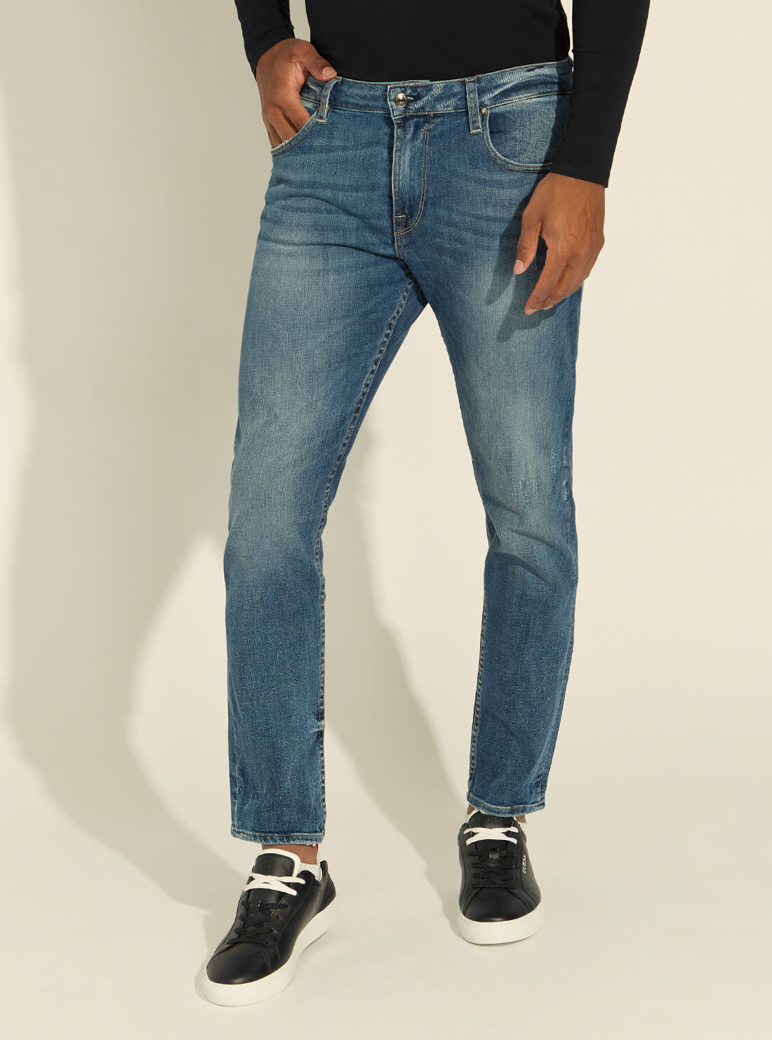 GUESS Mens Mid-Rise Athletic Tapered Denim Jeans in Union Wash MBRAR53041B Front View